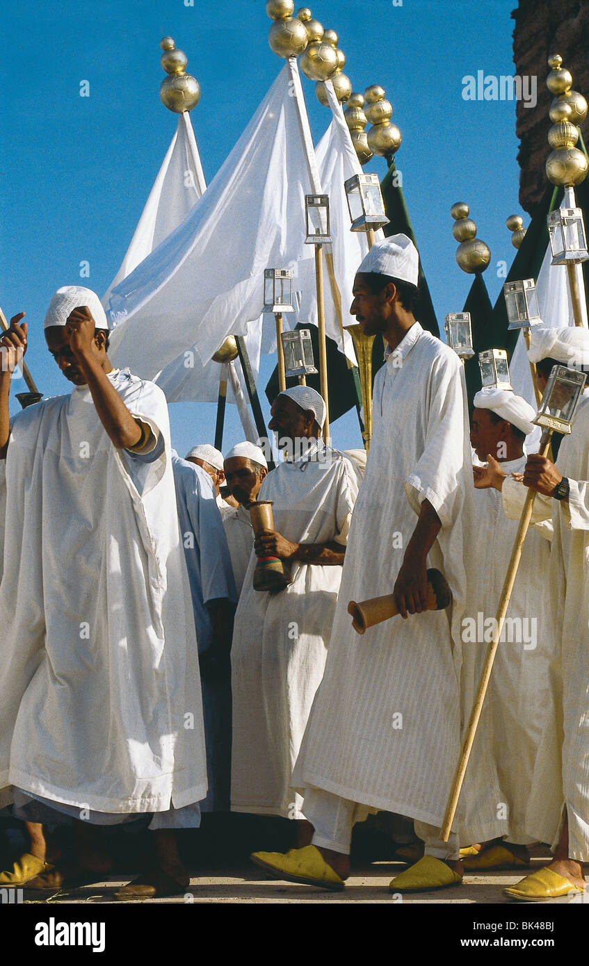 Männer in einer Parade, traditionelle Djellaba Roben tragen weiße Kippa und tragen weiße Banner Marrakesch, Marokko Stockfoto