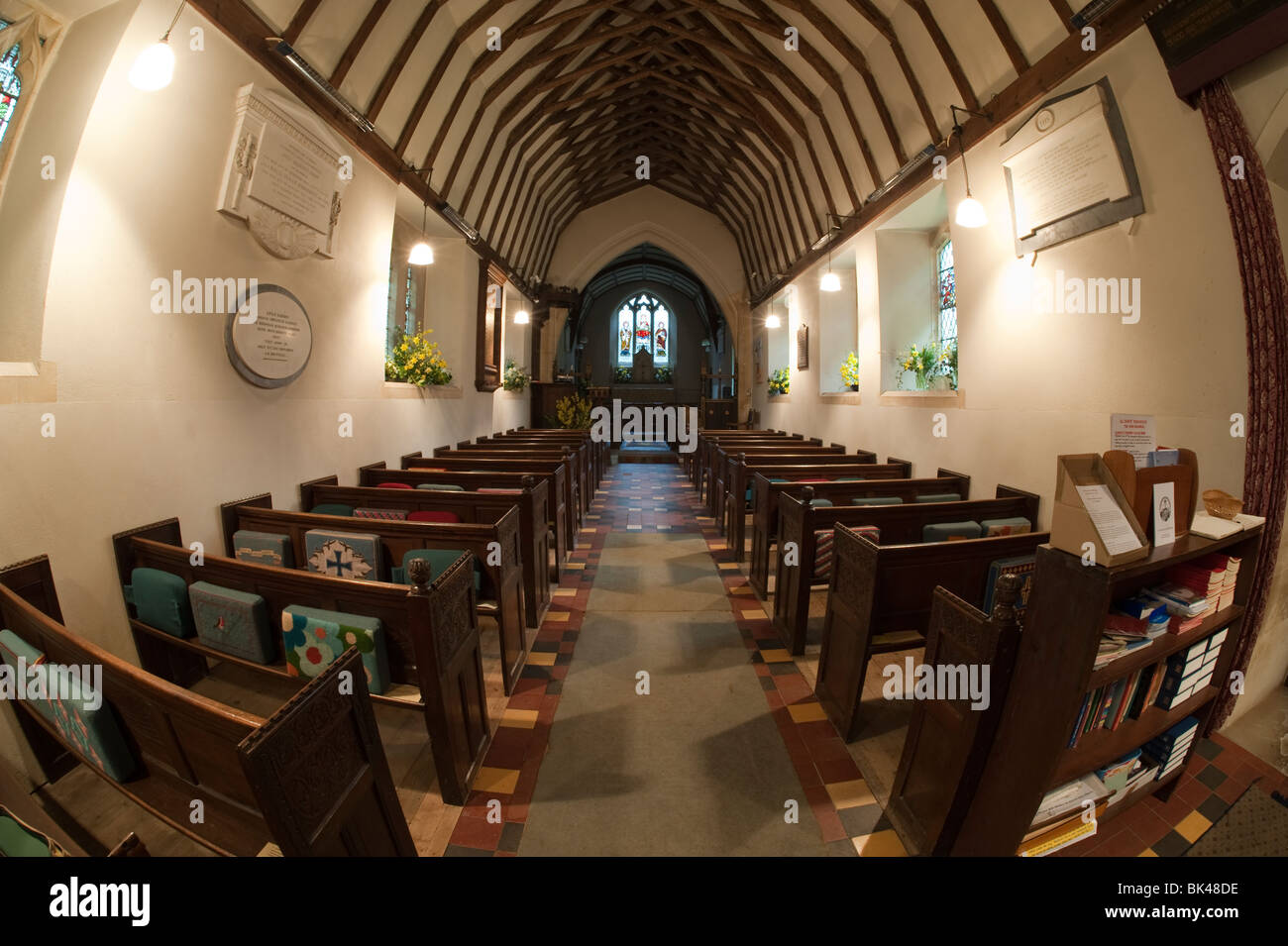 Die Innenaufnahme mit einem fisheye-Objektiv von All Saints Church in Ringsfield, Suffolk, England, Großbritannien, Uk Stockfoto