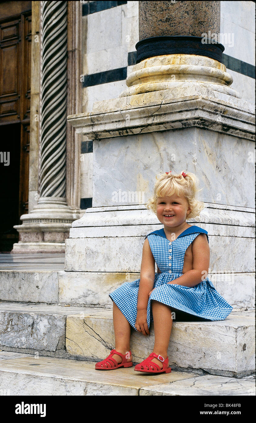 Kind Mädchen sitzt auf Schritt Siena Italien wartet auf mittelalterlichen Rennen oder Wettbewerb Corsa de Pali in Piazza de Campo stattfindet Stockfoto