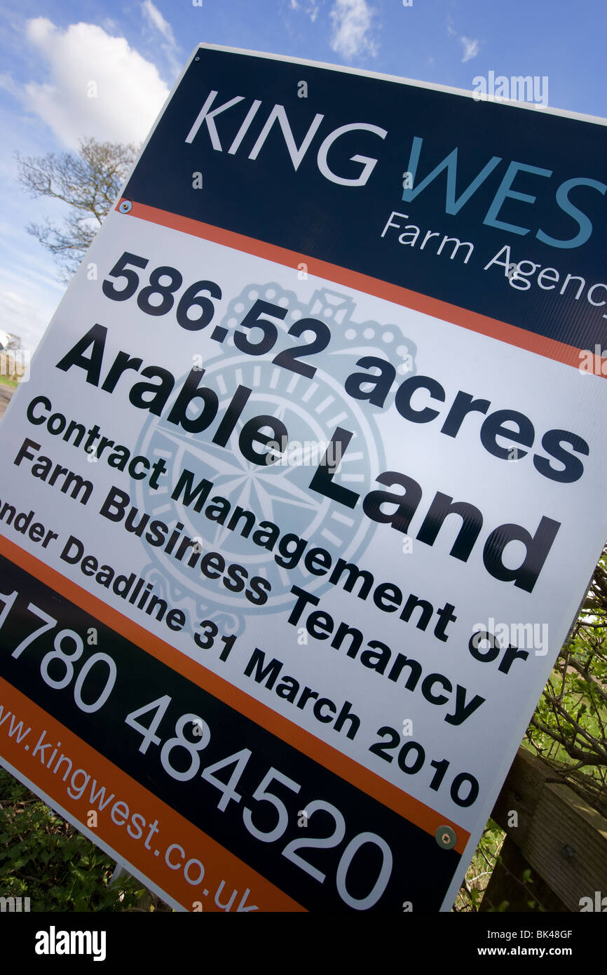 Land-Agenten Zeichen Board Werbung 586.52 Hektar Acker. Stockfoto