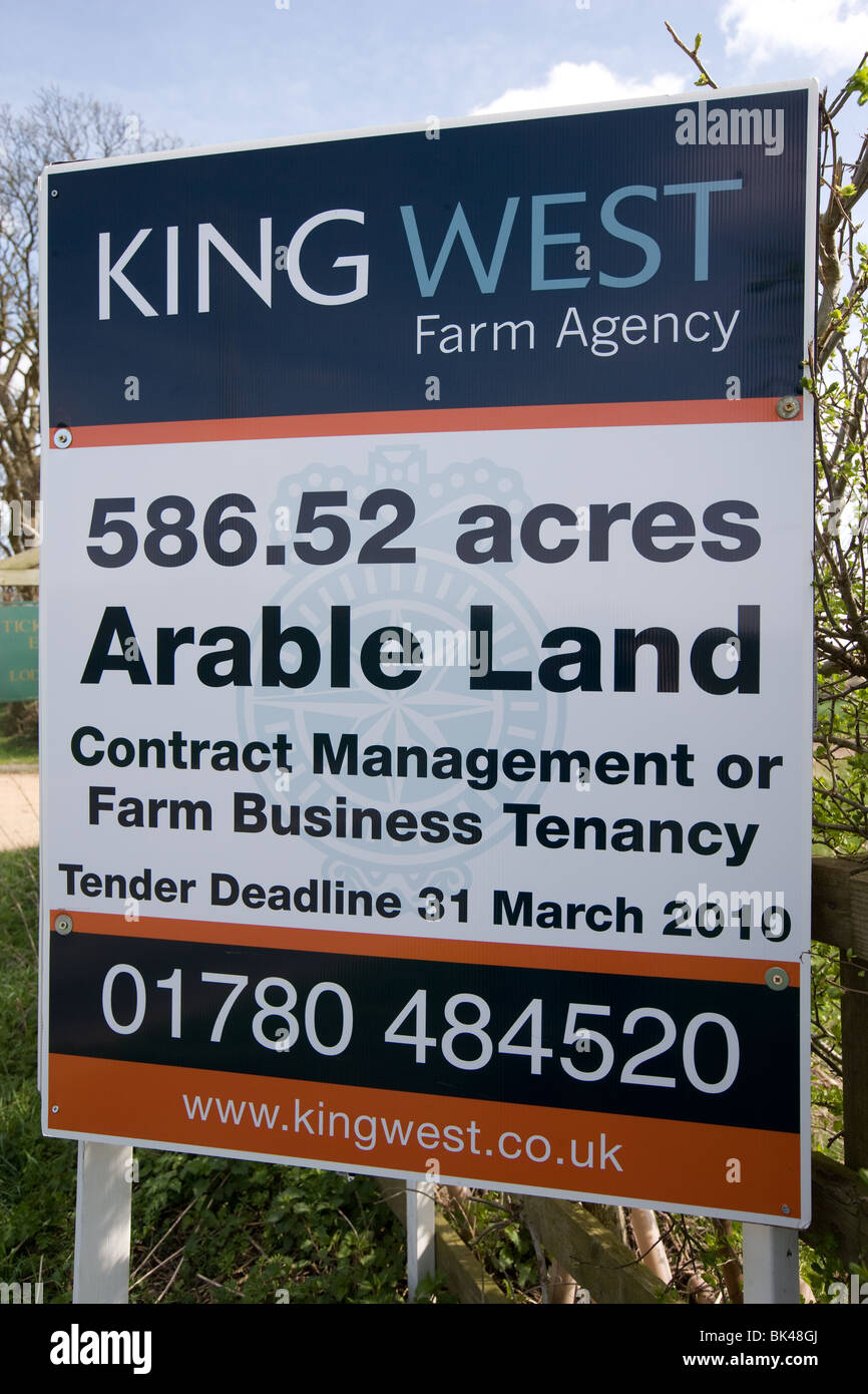 Land-Agenten Zeichen Board Werbung 586.52 Hektar Acker. Stockfoto