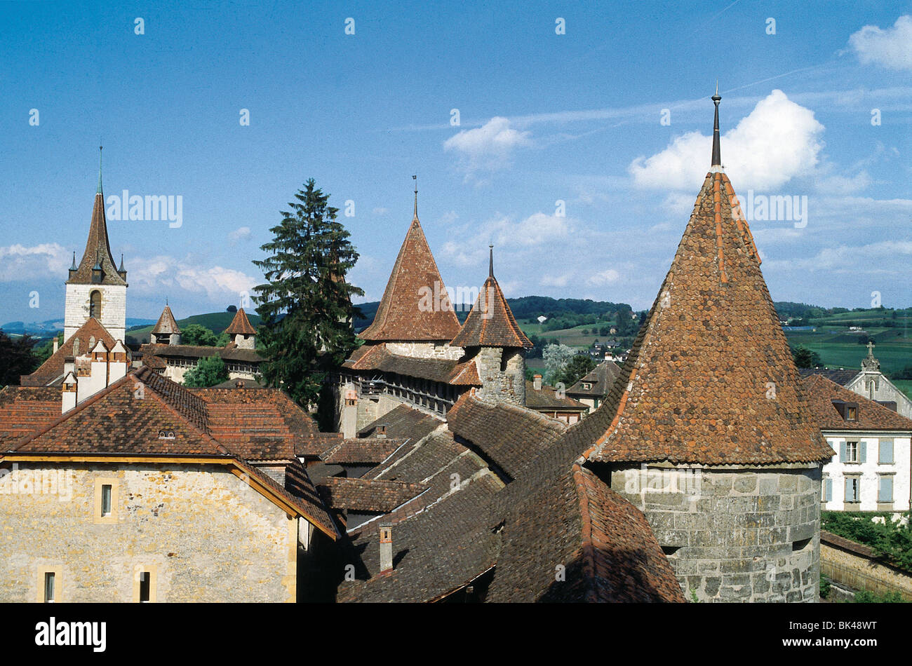 Murten, Schweiz mit mittelalterlichen Stadtmauern, Türme und Dächer der Altstadt Murten in Fribourg Region Stockfoto