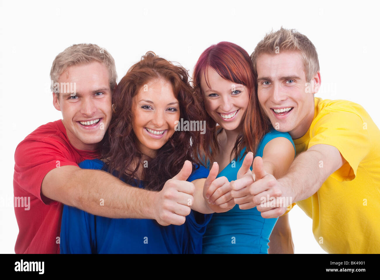 Porträt einer Gruppe von vier glückliche junge Menschen zeigen, Daumen hoch Zeichen Stockfoto