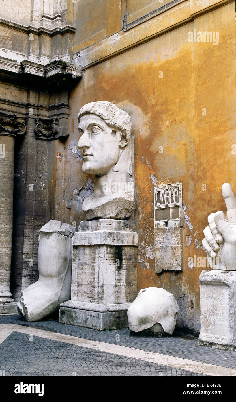 Statue des Roman Emperor Constantine im Hof des Kapitolinischen Museums in Rom, Italien Stockfoto