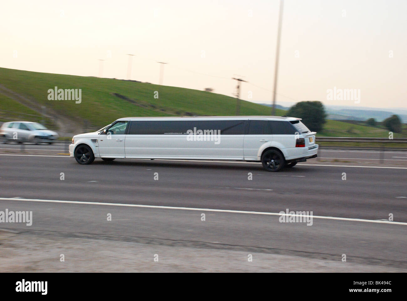 weiße Stretch-Limousine Range Rover auf der Autobahn. Stockfoto