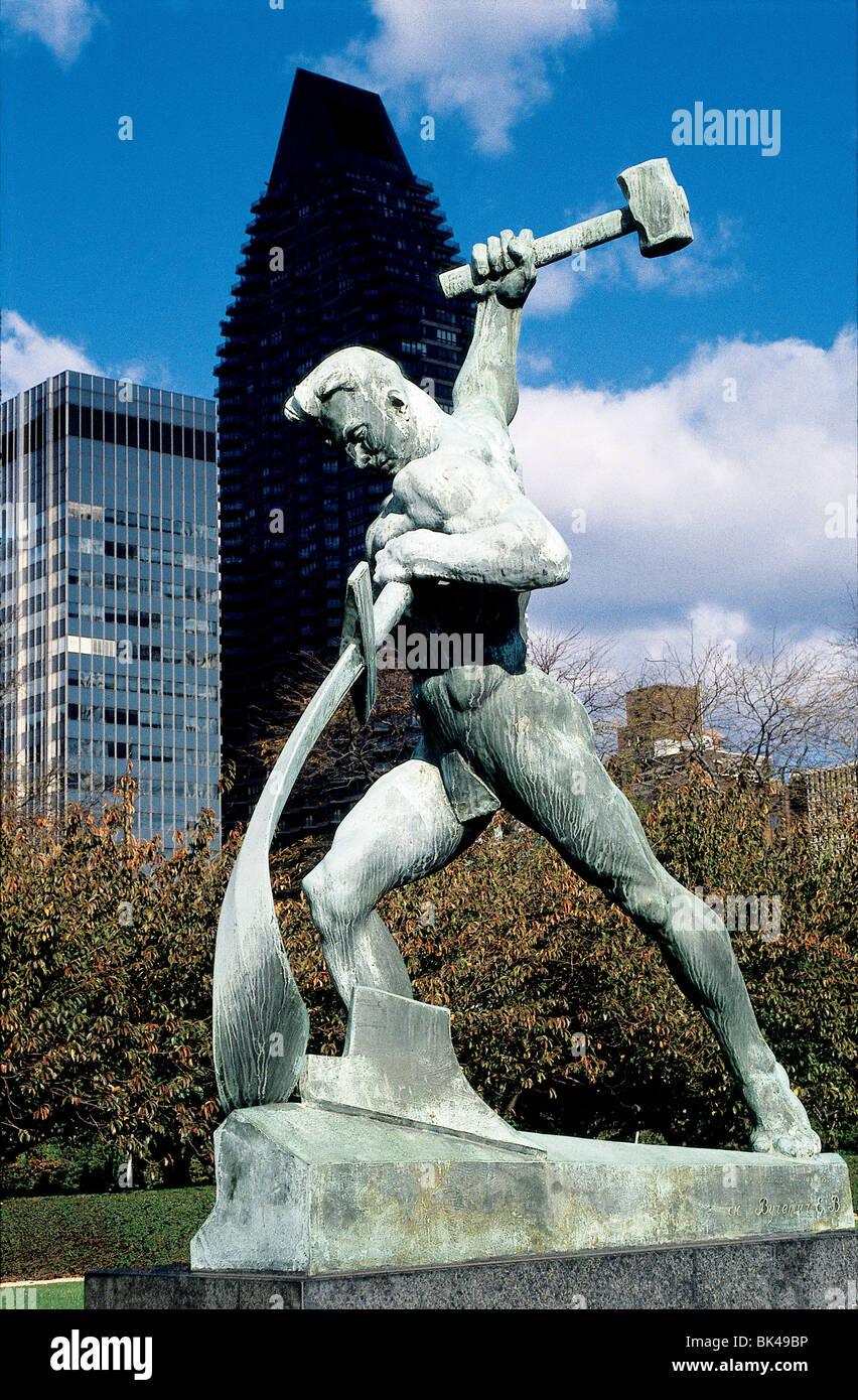 United Nations Plaza New York City "Let US schlagen Schwerter zu  Pflugscharen" Skulptur von Jewgeni Viktorovich Produktionskombinat  Stockfotografie - Alamy