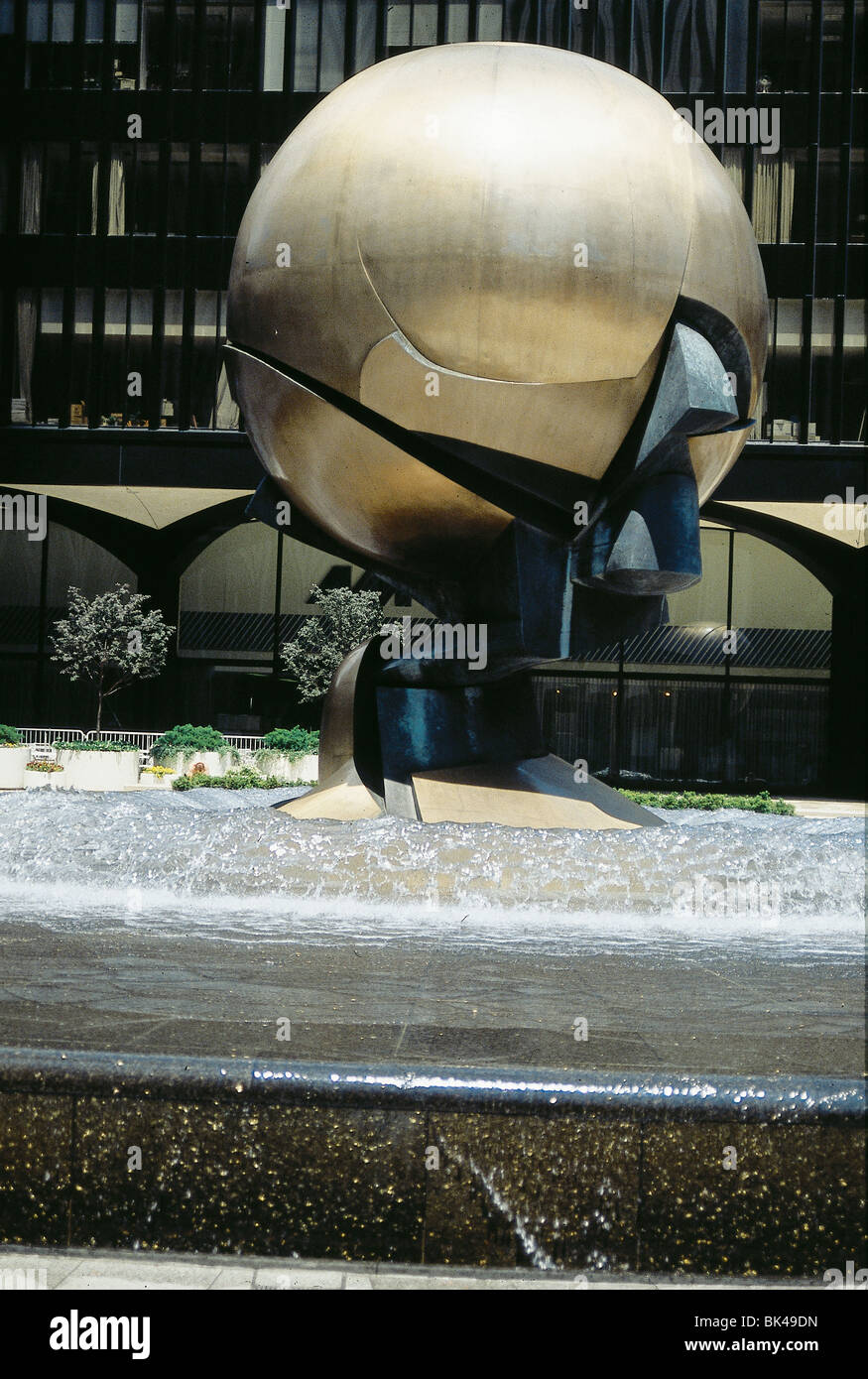 1971-Skulptur "Kugelkaryatide" von Fritz Koenig am World Trade Center Tobin Plaza, New York Stockfoto