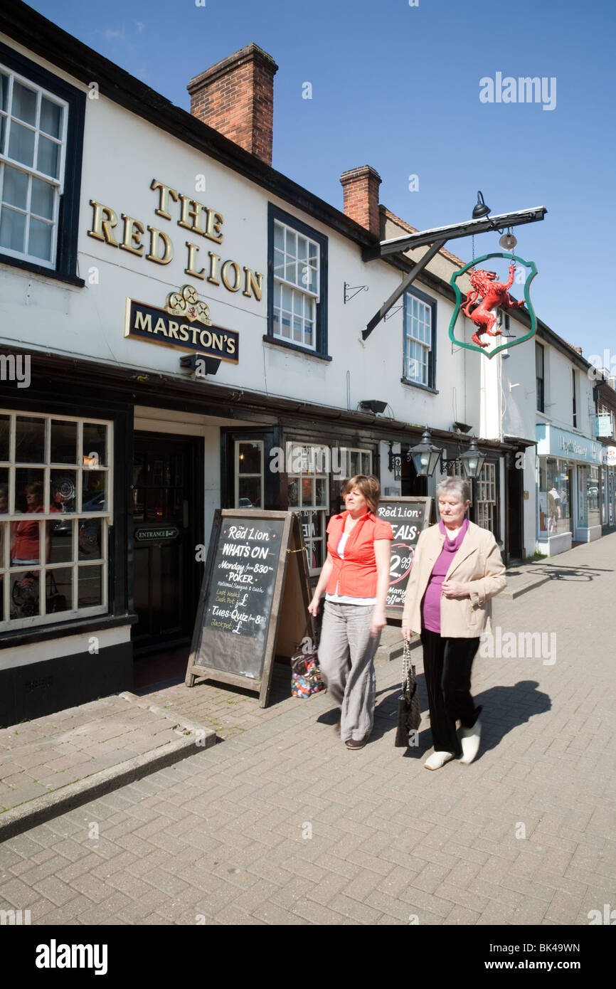 Menschen zu Fuß vorbei an The Red Lion, ein Marstons Pub, High Street, Billericay Essex UK Stockfoto