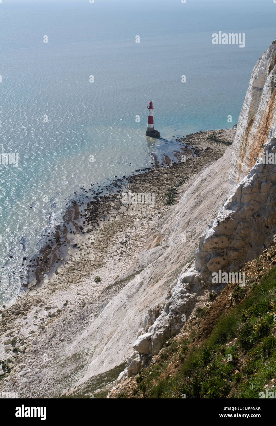 Vereinigtes Königreich, ENGLAND - die Klippen von Beachy Head mit dem Beachy Head Leuchtturm unten. Stockfoto