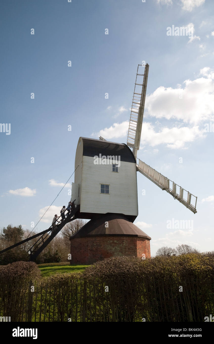 Menschen in Mountnessing Post klettert Windmühle, Mountnessing, Essex UK Stockfoto