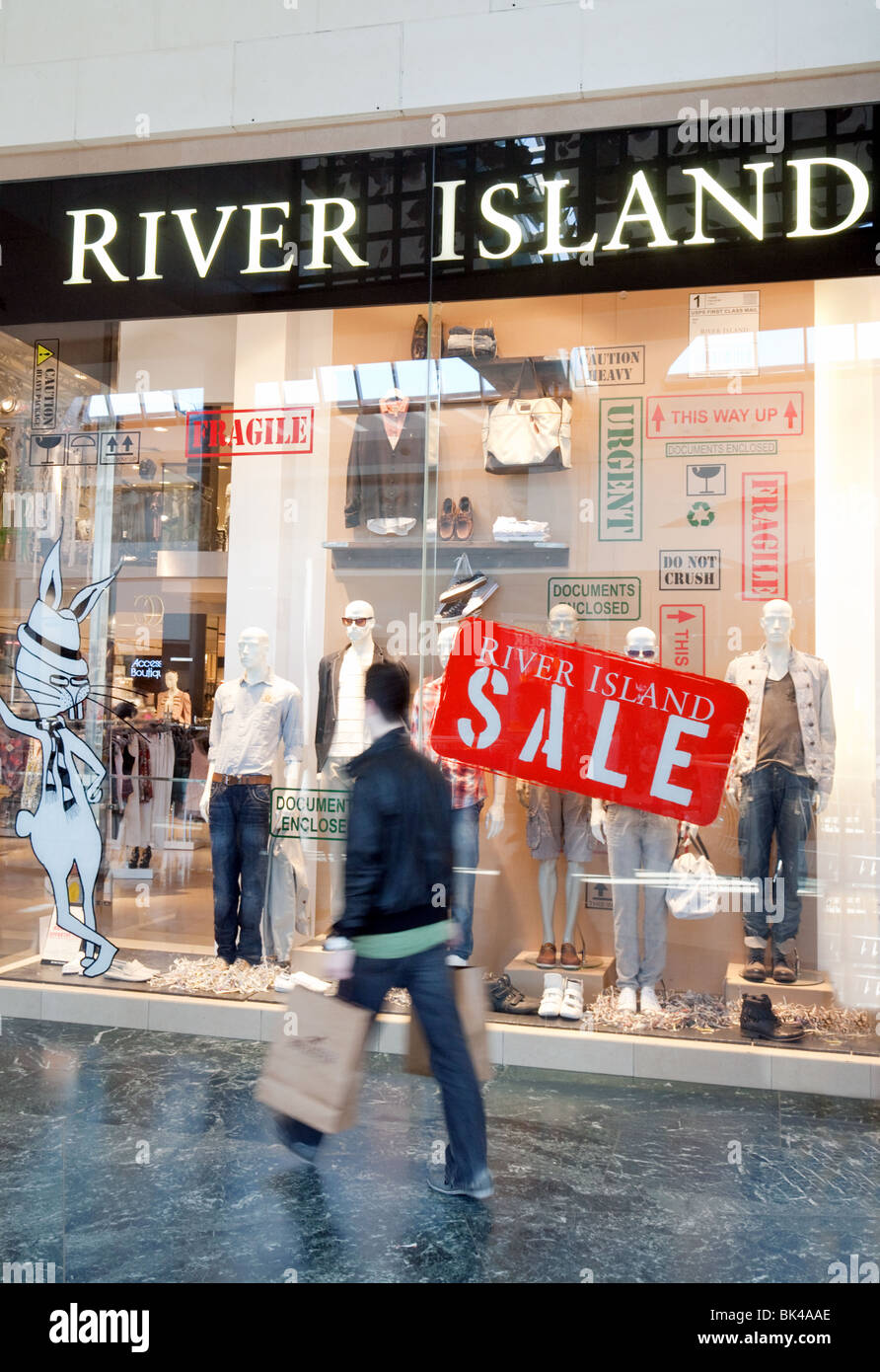 Ein Verkauf an Flussinsel Bekleidungsgeschäft, Bluewater Shopping-Mall, Dartford, Kent, UK Stockfoto