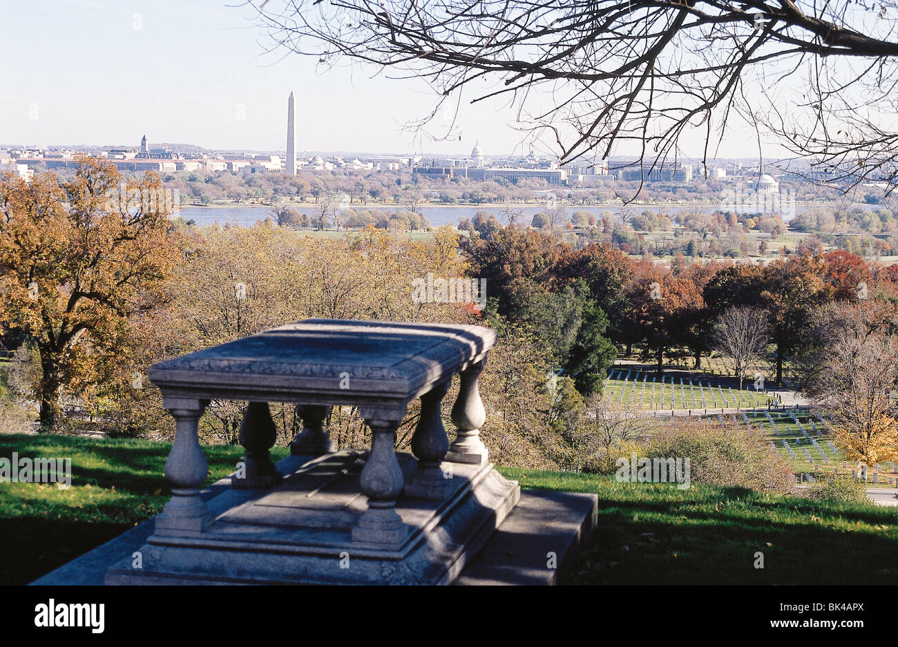 Arlington National Cemetery mit Washington, D.C., im Hintergrund Stockfoto
