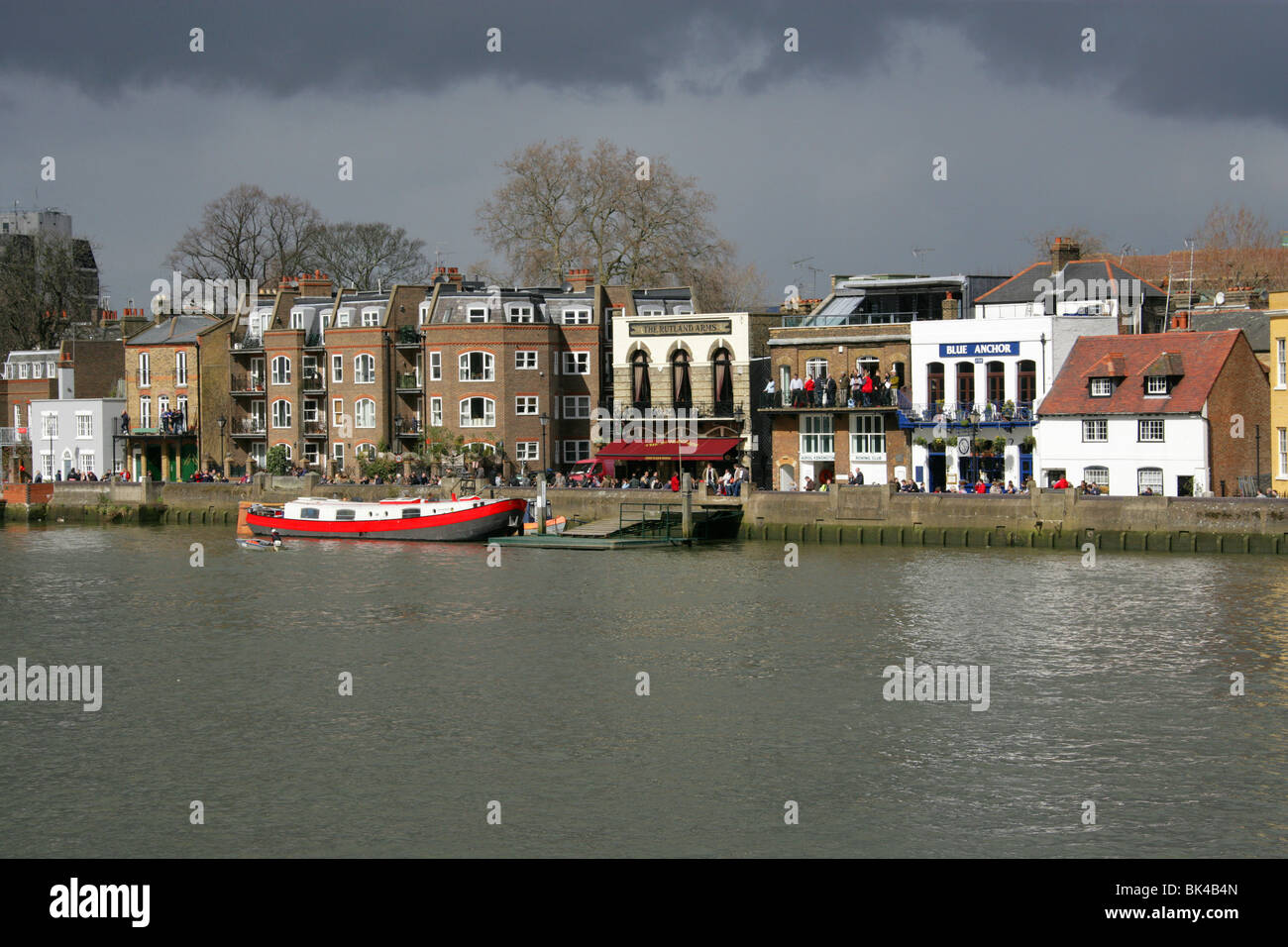 Nordufer der Themse in der Nähe von Hammersmith Bridge. Auriol Kensington Ruderclub zwischen den blauen Anker und Rutland Arms. Stockfoto