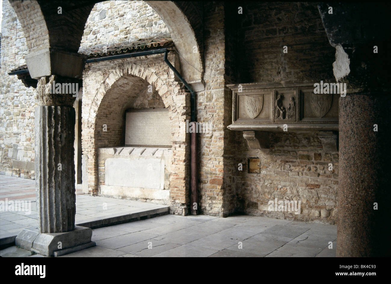 Torbogen in der patriarchalischen Basilika, Aquileia, Italien Stockfoto