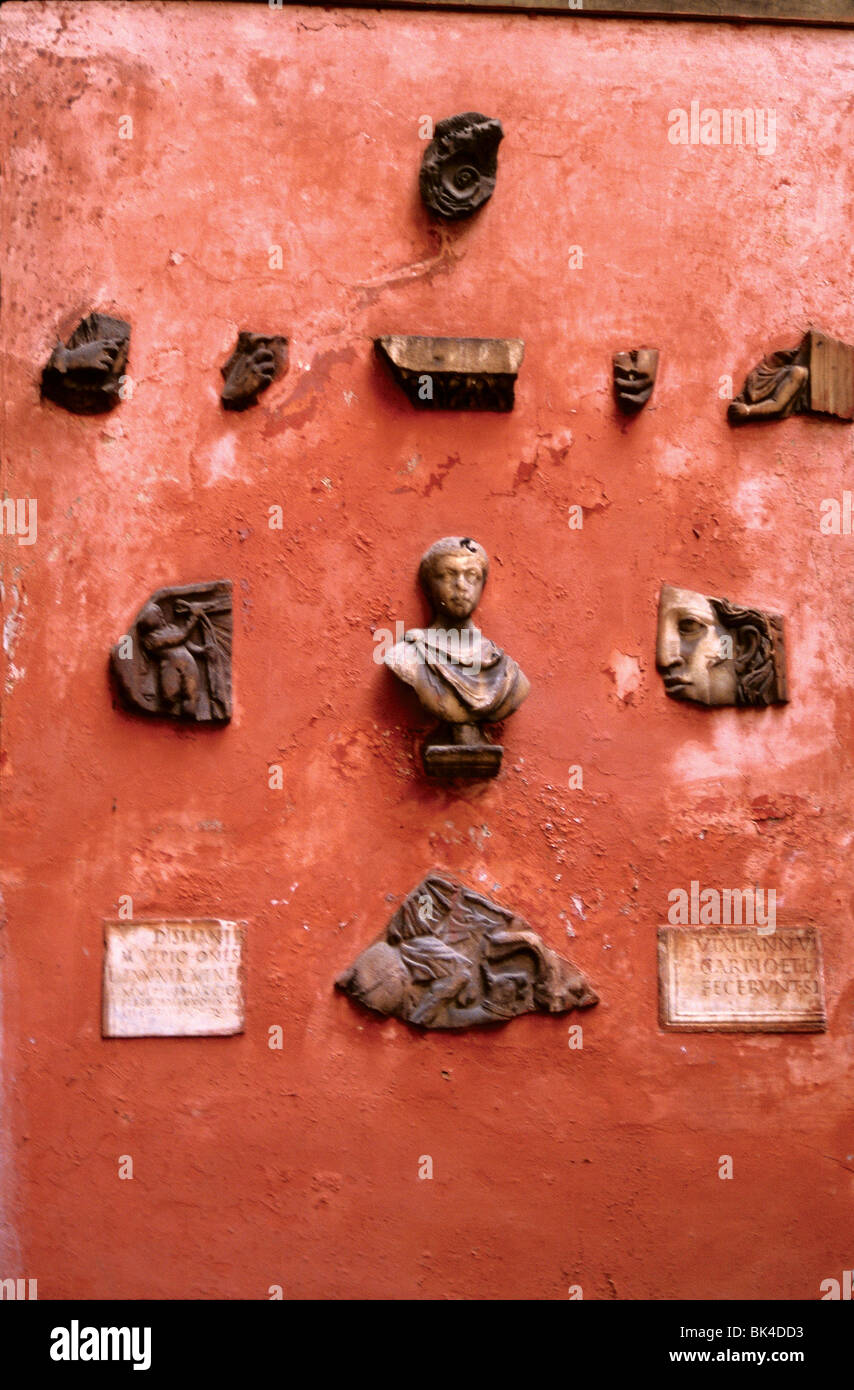 Skulpturale Artefakte in einer Wand, Rom, Italien 1988 Embedded Stockfoto