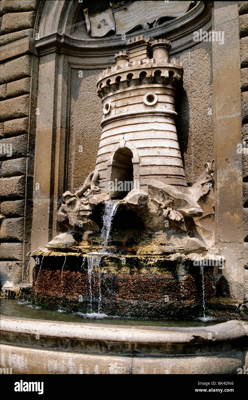 1727 städtischen Brunnen von Filippo Barigioni in Nepi, Italien - Wasser tritt aus der heraldischen Turm von Papst Benedikt XIII. Stockfoto