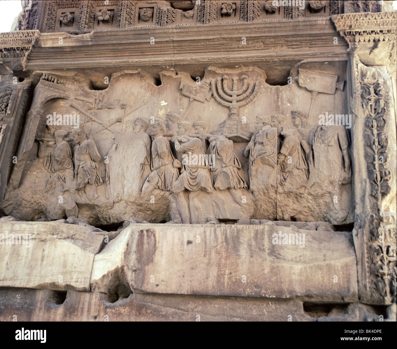 Rom Italien - Skulptur auf den Titusbogen Darstellung Plünderung Jerusalems im Jahr 70 n. Chr. durch die Römer im ersten jüdisch-römischen Krieg Stockfoto