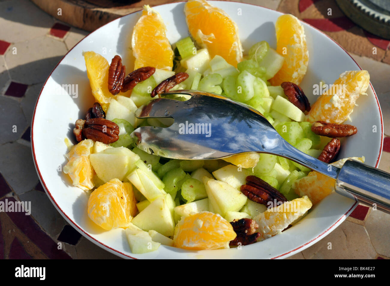 Israelisches Frühstück, Obstsalat mit Orangen, Äpfeln und Nüssen Stockfoto