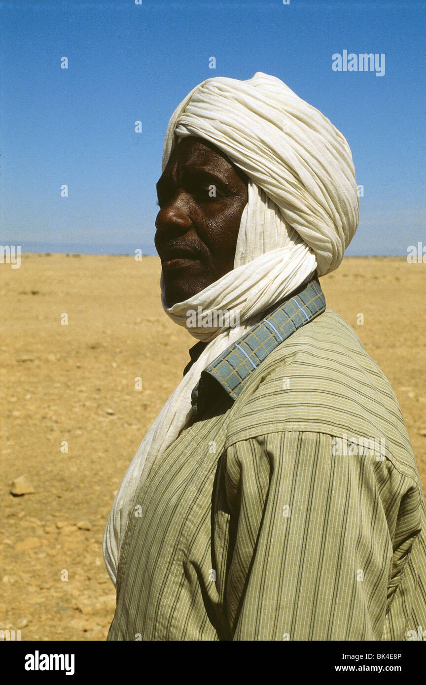 Porträt eines Mannes mit weißen Turban auf Layoun Oase, Marokko Stockfoto