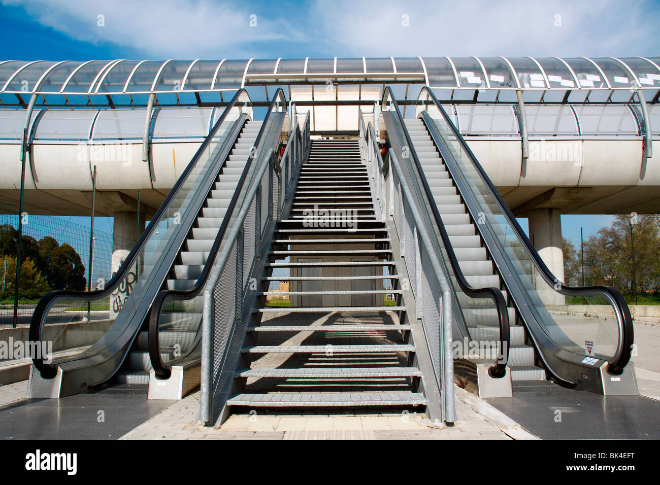 Aufzüge und Fußgängertunnel am Nuova Fiera di Roma, entworfen vom Architekten Tommaso Valle Stockfoto