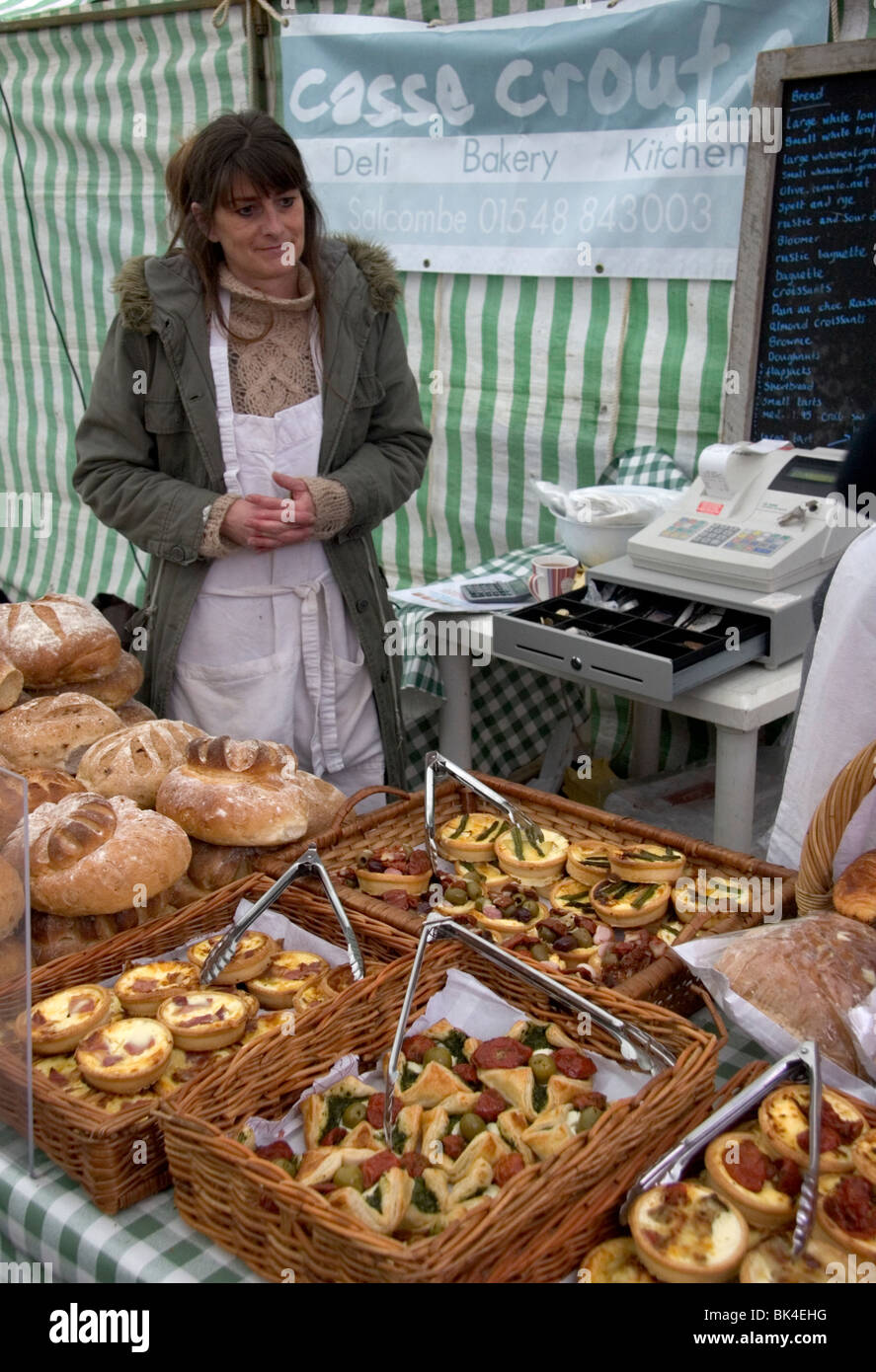 "Casse Croute" Feinkost/Bäcker stall auf Kingsbridge Farmers Market. Zeigen eine Auswahl an Land-Brot, Kuchen und quiches Stockfoto