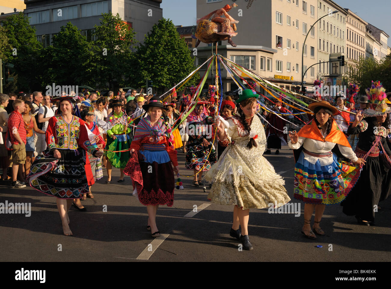 Karneval der Kulturen, Karneval der Kulturen, jährlichen berühmten Streetparade auf Pfingsten, Bezirk Kreuzberg, Berlin, Deutschland, Europa Stockfoto