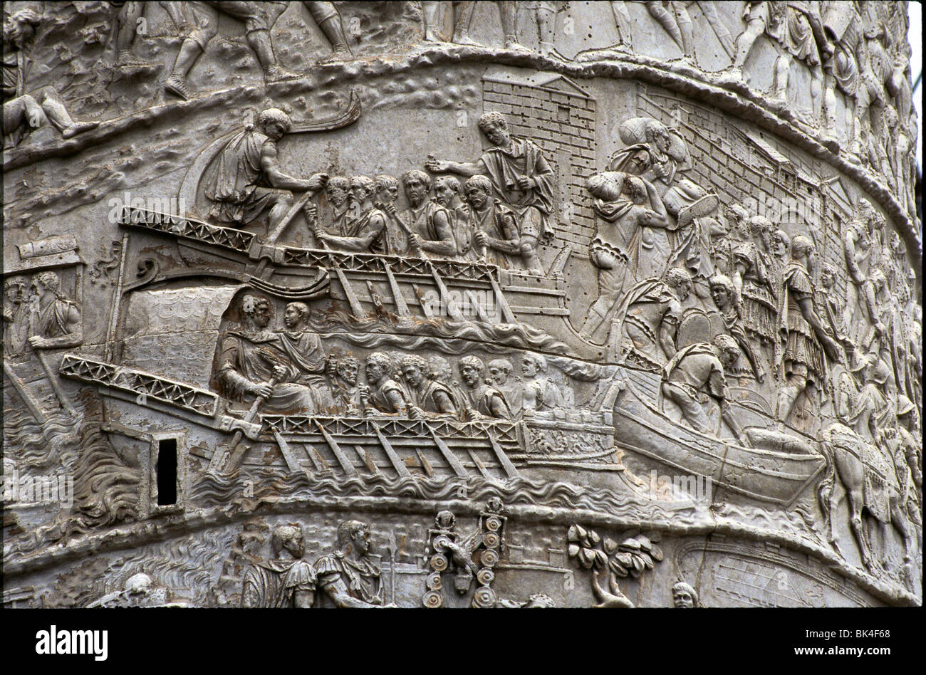 Detail der Trajanssäule zeigt römischen Schiffen mit Truppen an der Donau für die zweite Kampagne gegen die Daker Stockfoto