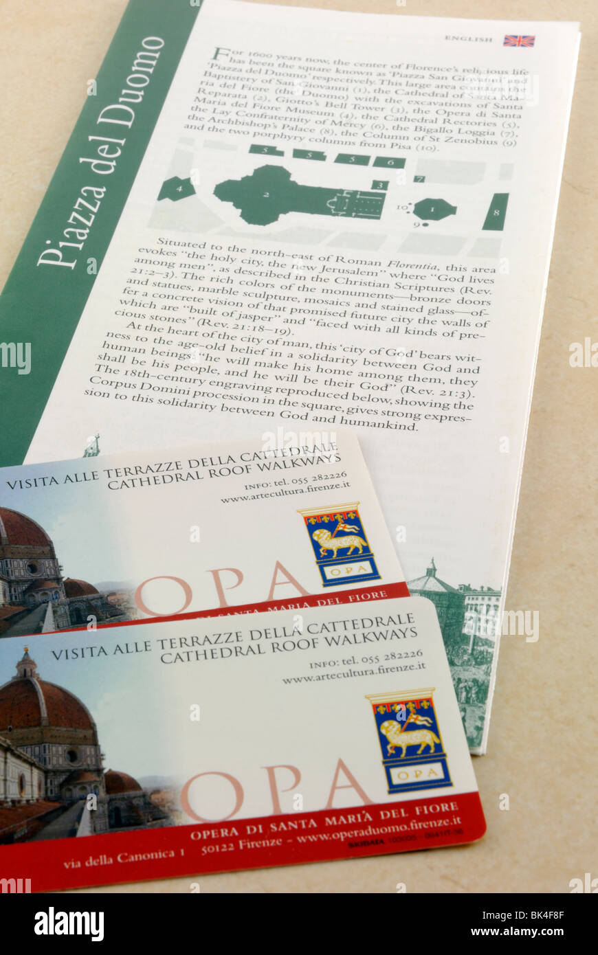 Zwei Eintrittskarten zu einem der ältesten Gebäude von Florenz, die Taufkapelle, das Baptisterium und eine kurze Anleitung zur Piazza Stockfoto