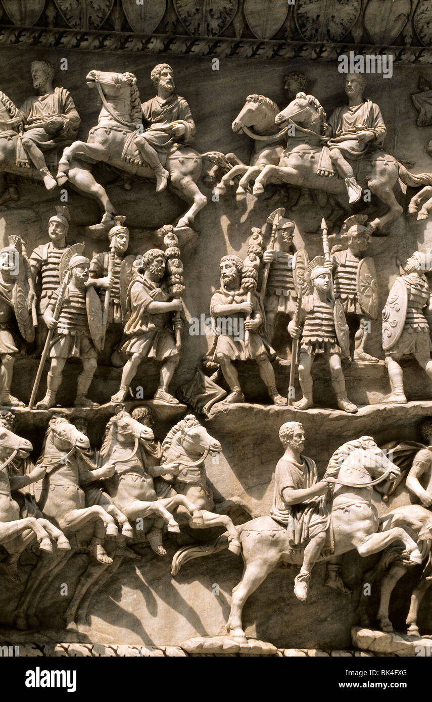 Detail auf der Basis der Ehrensäule von Antoninus Pius, die das decursio equitum (Parade der Reiter) im Hof des Corazze, Vatikan zeigt. Stockfoto