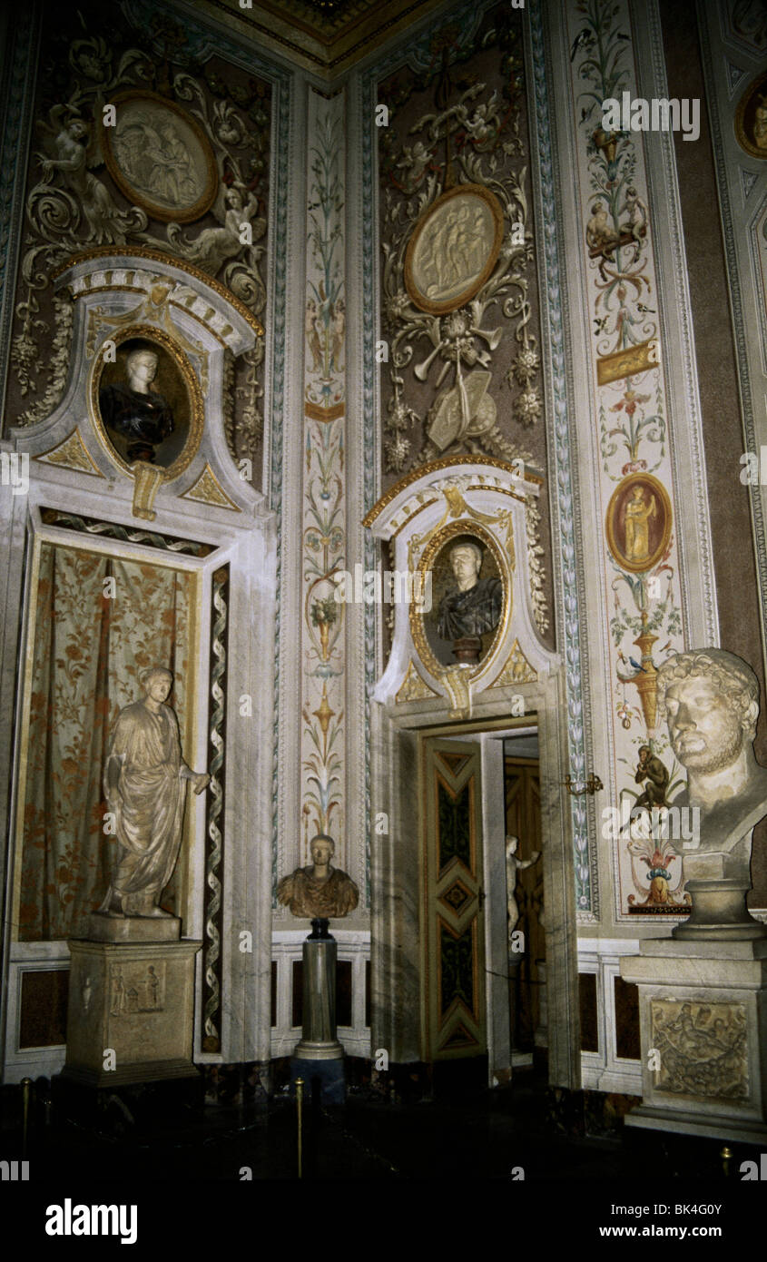 Architektur und architektonisches Detail des Interior mit Skulpturen und Büsten in der Gallerie und dem Museum Borghese, Rom, Italien Stockfoto