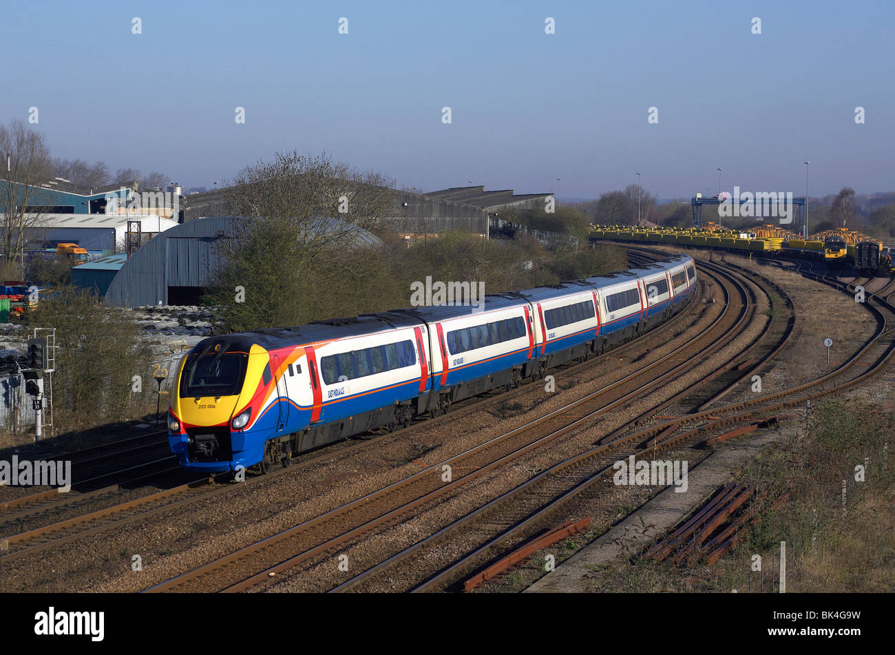 EMT-Meridian Einheit 222 006 Pässe GBRf Hof in Wellingborough mit einem Sheffield mit London St Pancras-Dienst auf 8. April 2010 Stockfoto