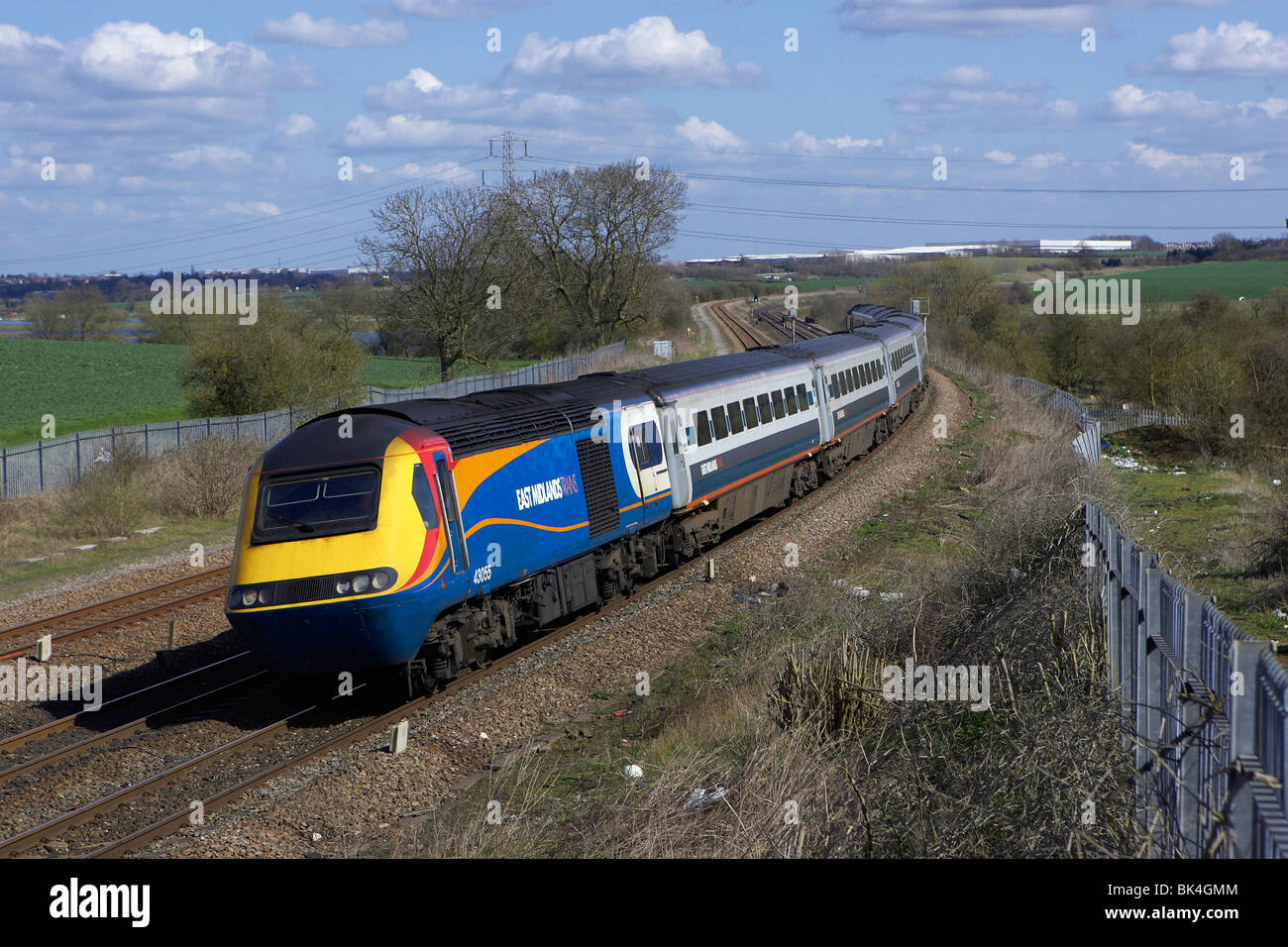 Eine EMT HST-Gruppe unter der Leitung von 43055 Geschwindigkeiten Norden durch Wellingborough am 8. April 2010. Stockfoto
