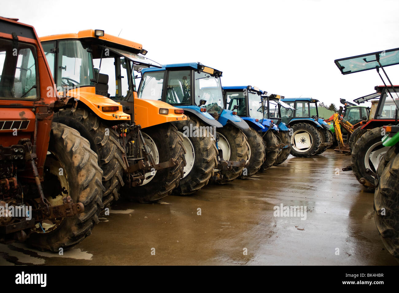 Traktoren und Landmaschinen bei einer Auktion Stockfotografie - Alamy