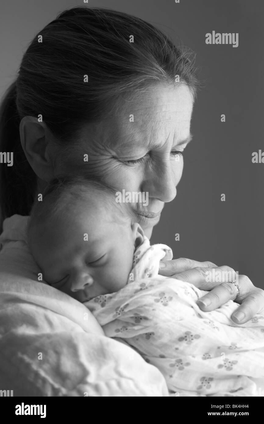 Oma mit ihrer Enkelin auf drei Tage alt. Stockfoto