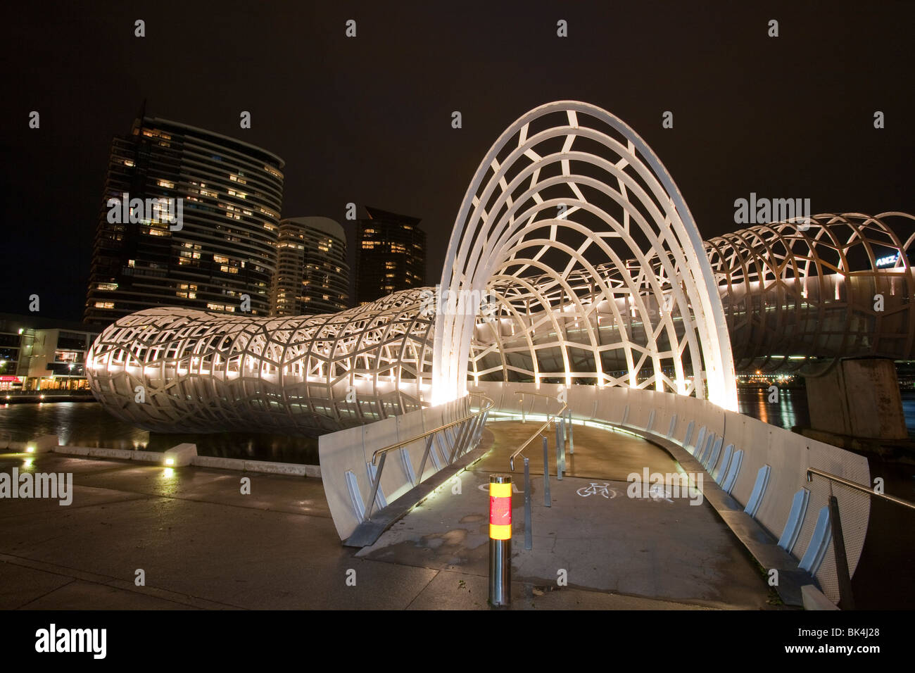 Die Webb-Brücke, eine moderne Fußgängerbrücke vornehmen den Yarra River in Melbourne, Australien. Stockfoto