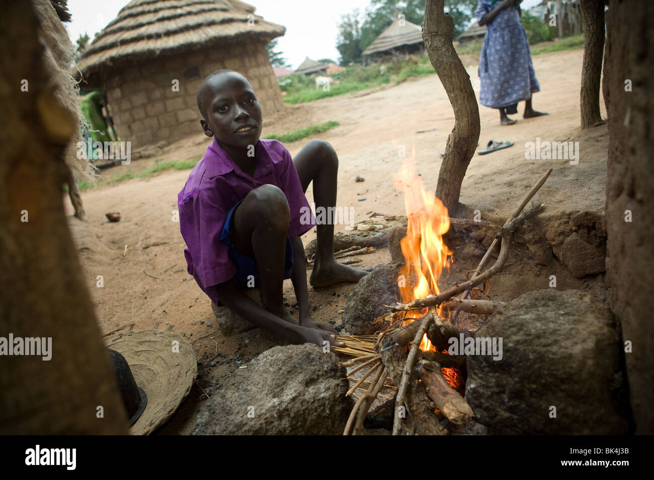 Ein Junge Kochen in Acowa Refugee Camp - Amuria District, Teso Subregion, Uganda, Ostafrika Stockfoto