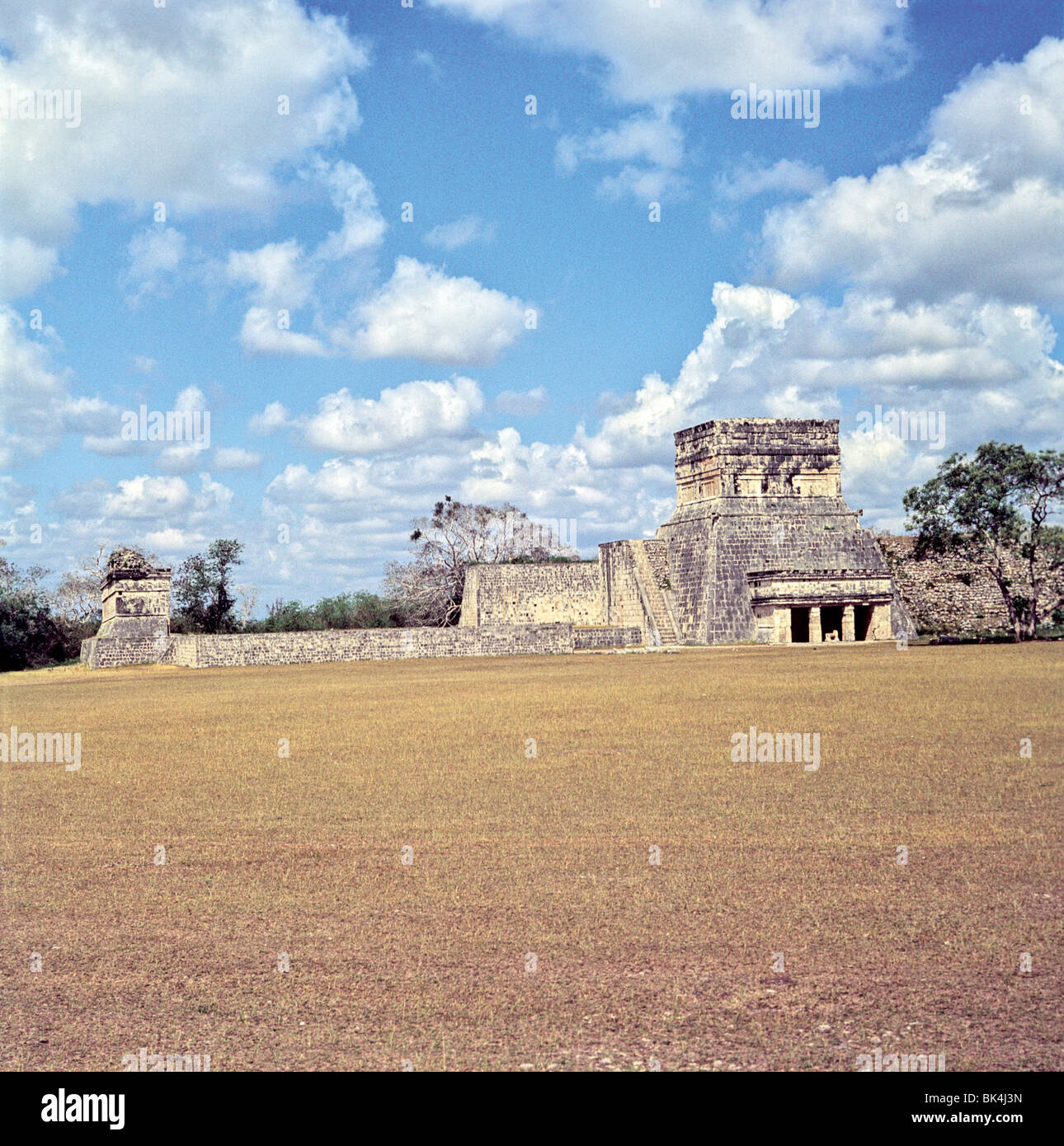 Tempel der Jaguare Chichen Itza Mexico--Treppe links führt zum Seitenanfang Wand grenzenden großen Ballspielplatz. Stockfoto