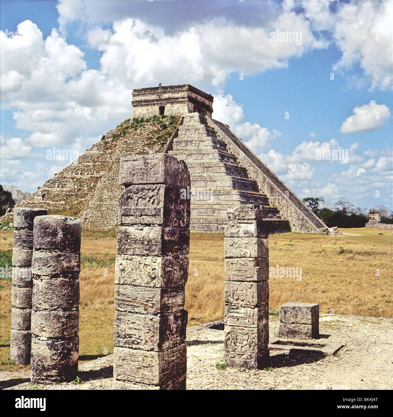 Kukulcan-Pyramide aus einer Gruppe von Spalten in den Tempel der Krieger, Chichen-Itza, Yucatan, Mexiko Stockfoto