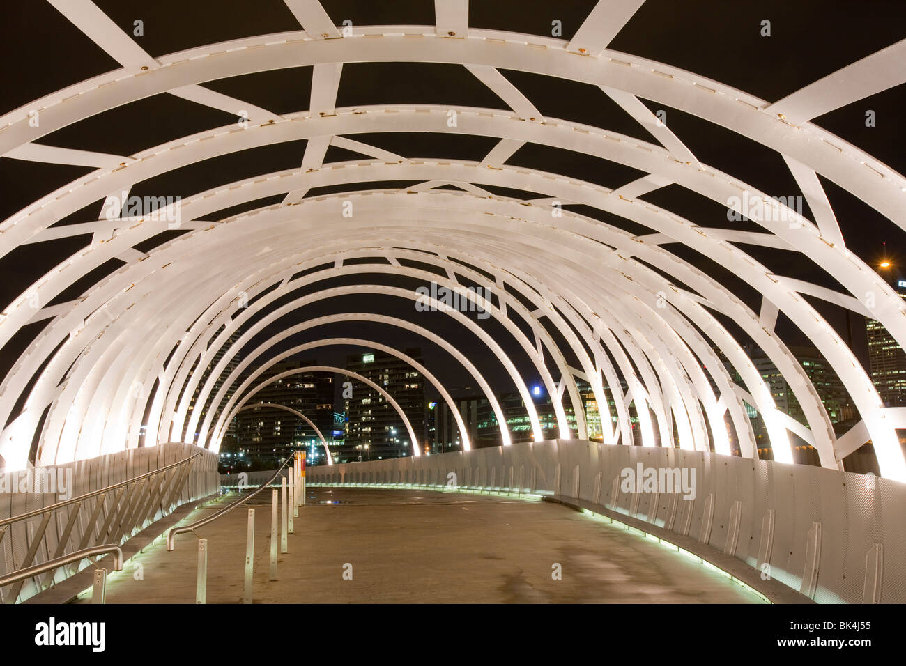 Die Webb-Brücke, eine moderne Fußgängerbrücke vornehmen den Yarra River in Melbourne, Australien. Stockfoto
