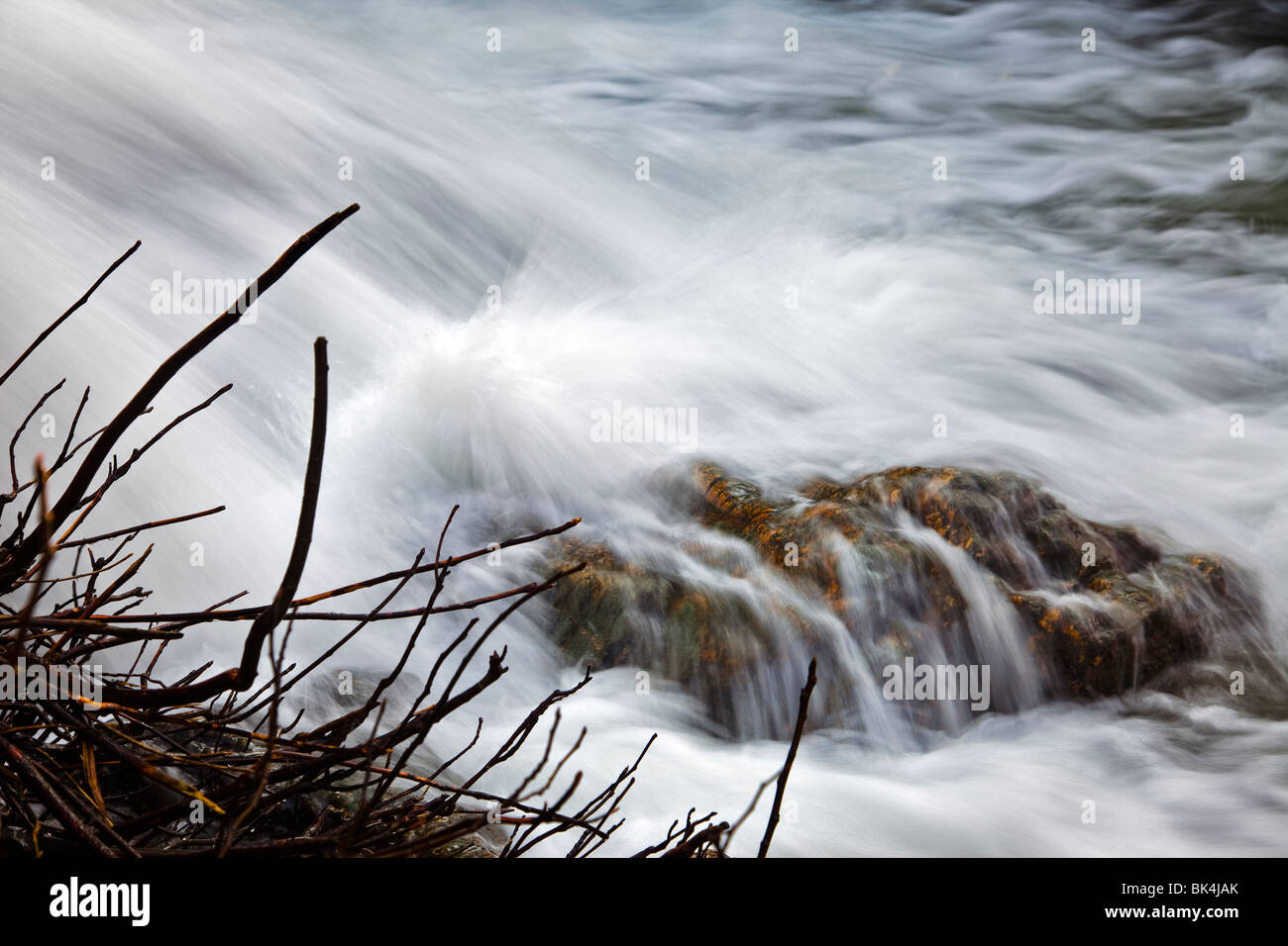 starke Strömung von Wasser in einem Fluss Stockfoto