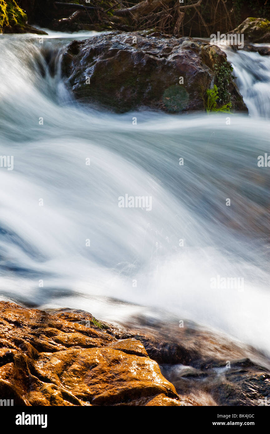 starke Strömung von Wasser in einem Fluss Stockfoto