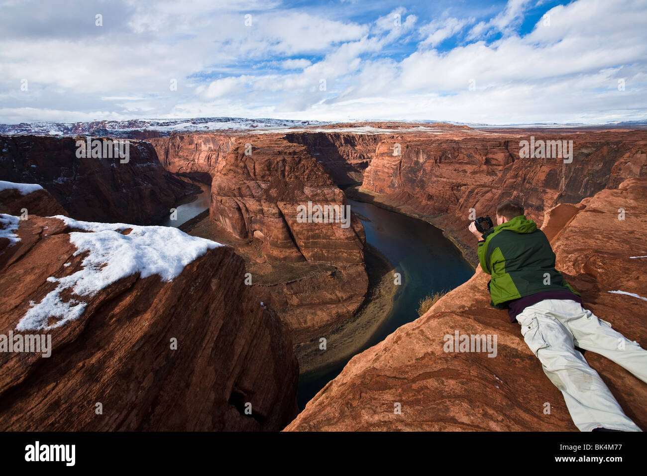 Der Horseshoe Bend und Colorado River, in der Nähe von Page, Arizona. Fotograf am Rand der Klippe. Stockfoto