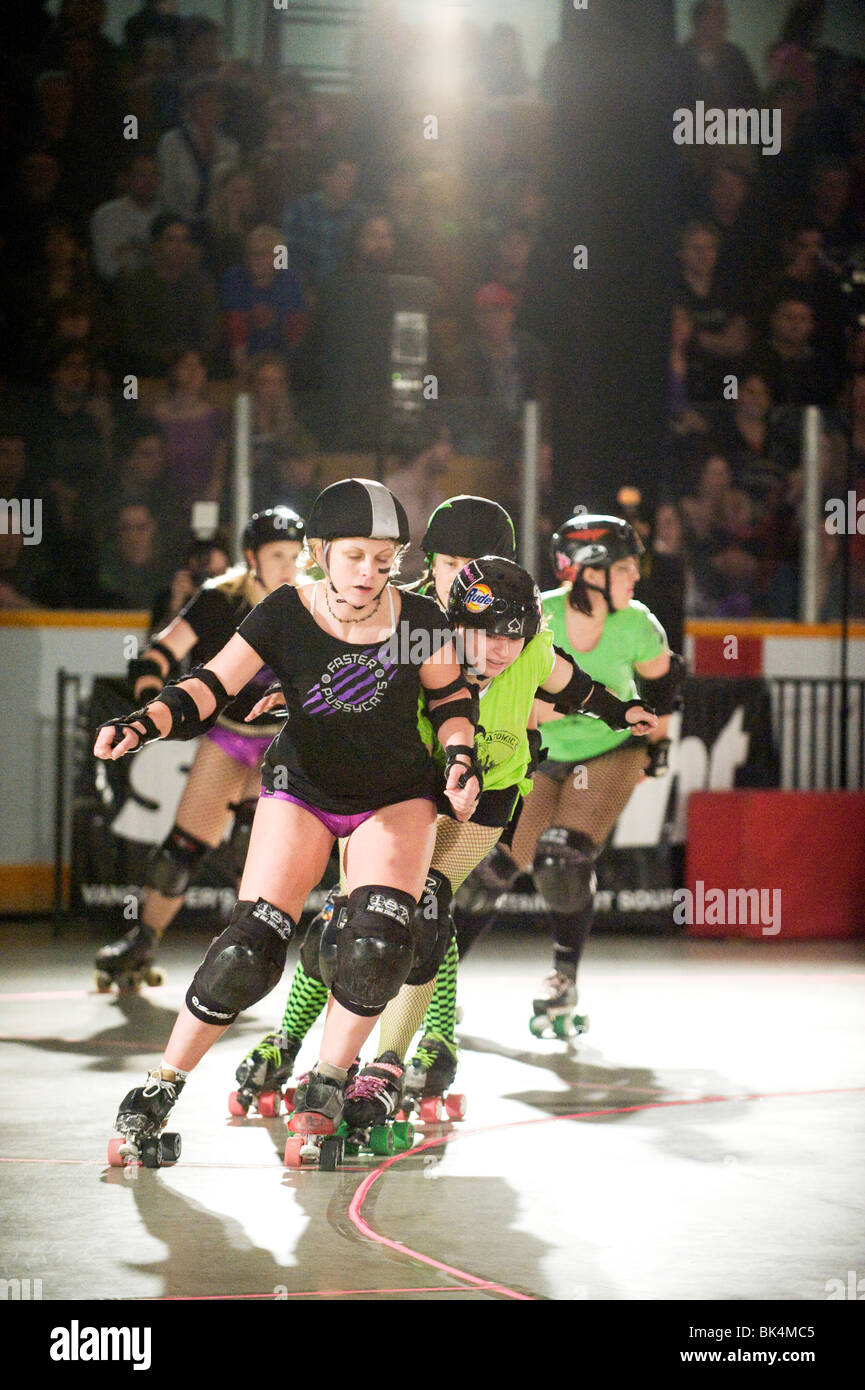 Terminal City Roller Derby match zwischen dem schneller Pussycats und Atomic City. Die Kerisdale Arena, Vancouver BC, Kanada Stockfoto