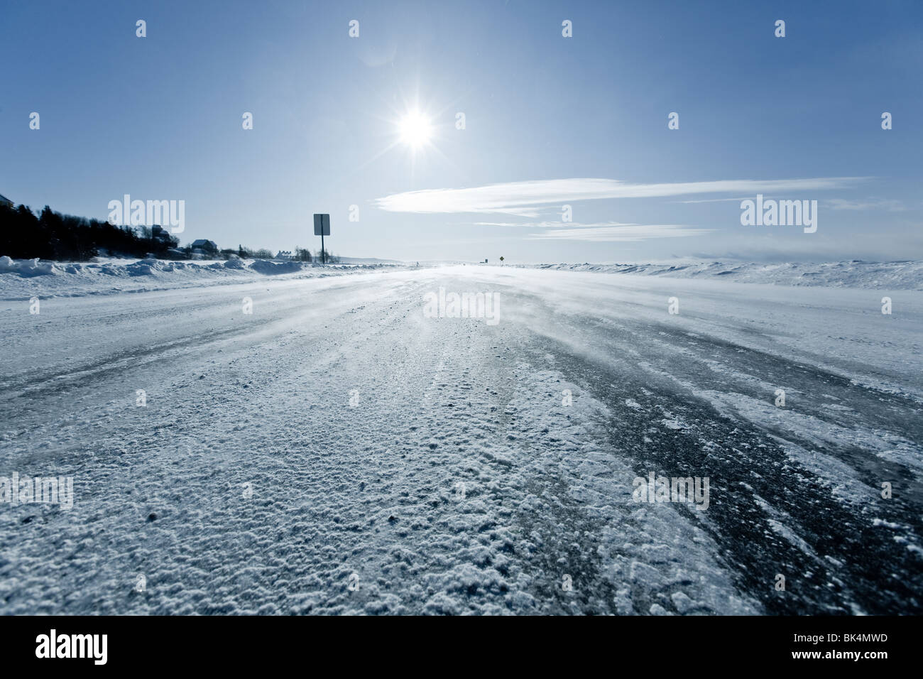 Landstraße und Schnee weht. Stockfoto