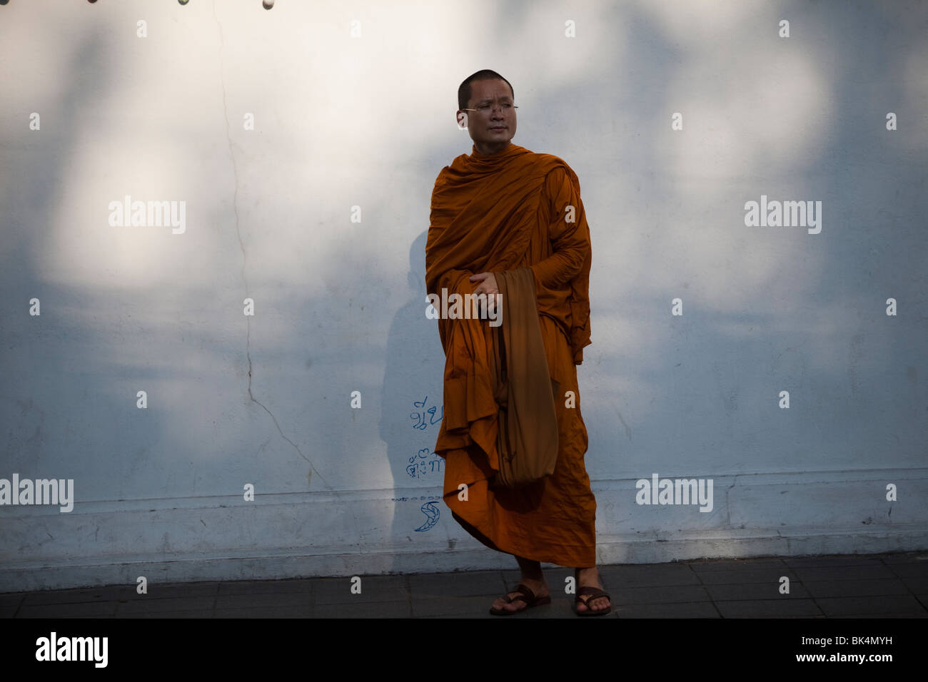 Ein Mönch auf der Straße in Bangkok Stockfoto