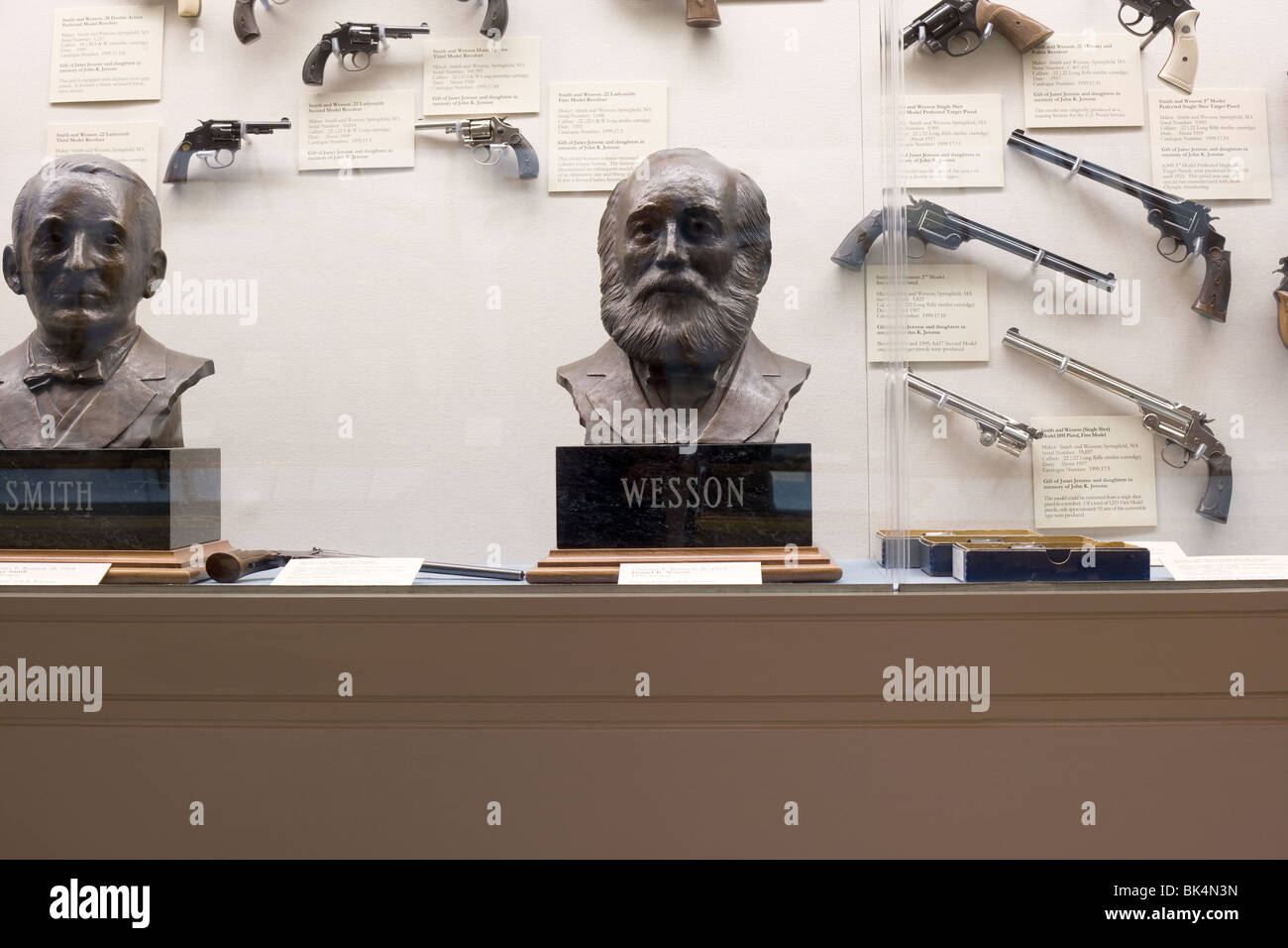 Vitrine mit den Bronzebüsten von Smith und Wesson mit historischen Handfeuerwaffen im Musée Cody Schusswaffen Stockfoto