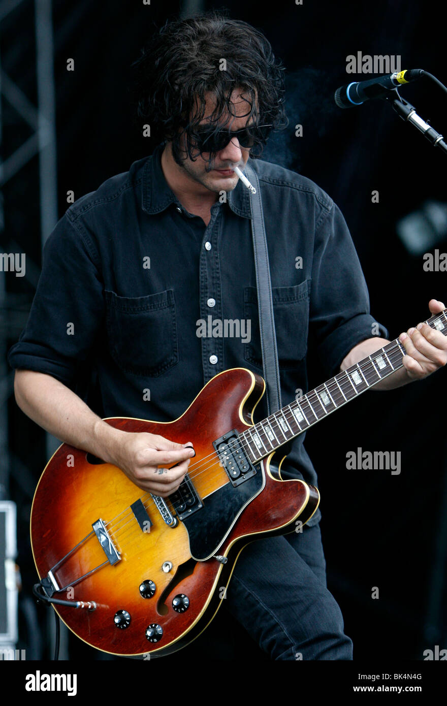 Peter Hayes von Black Rebel Motorcycle Club führt während eines Konzerts. Stockfoto