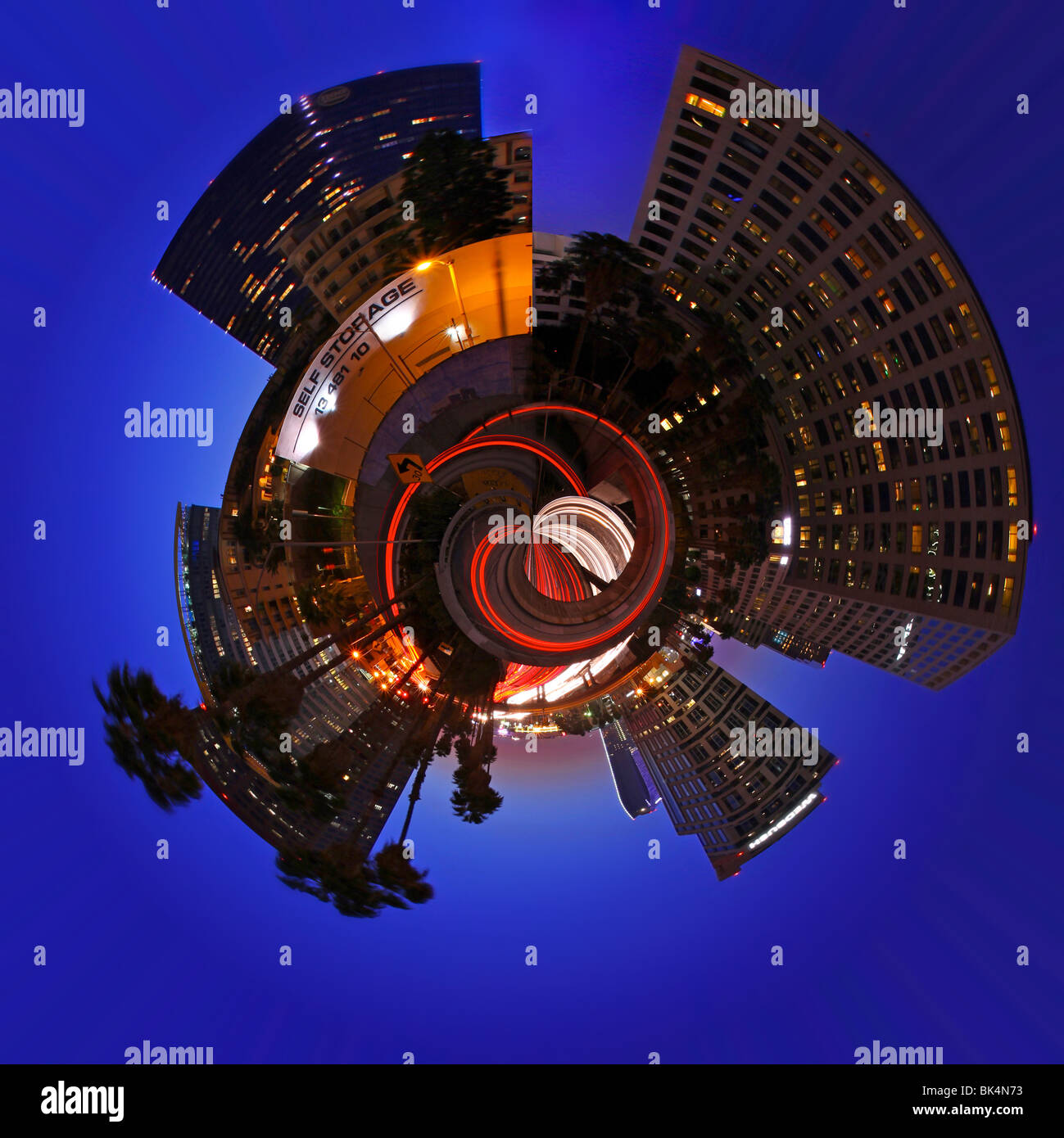 Night City Bild des lebhaften Verkehr Handelszwecke in eine Globe-Form Stockfoto