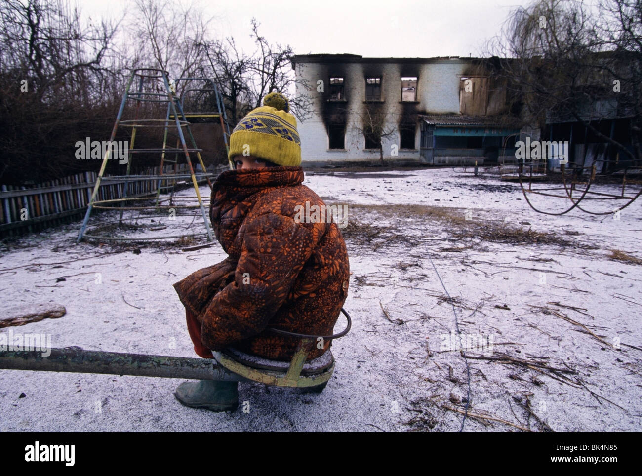 Erster Tschetschenienkrieg, 8 Jahre alt, Olla, sitzen auf dem Spielplatz ihrer Schule Grosny in Tschetschenien ausgebombt. Stockfoto