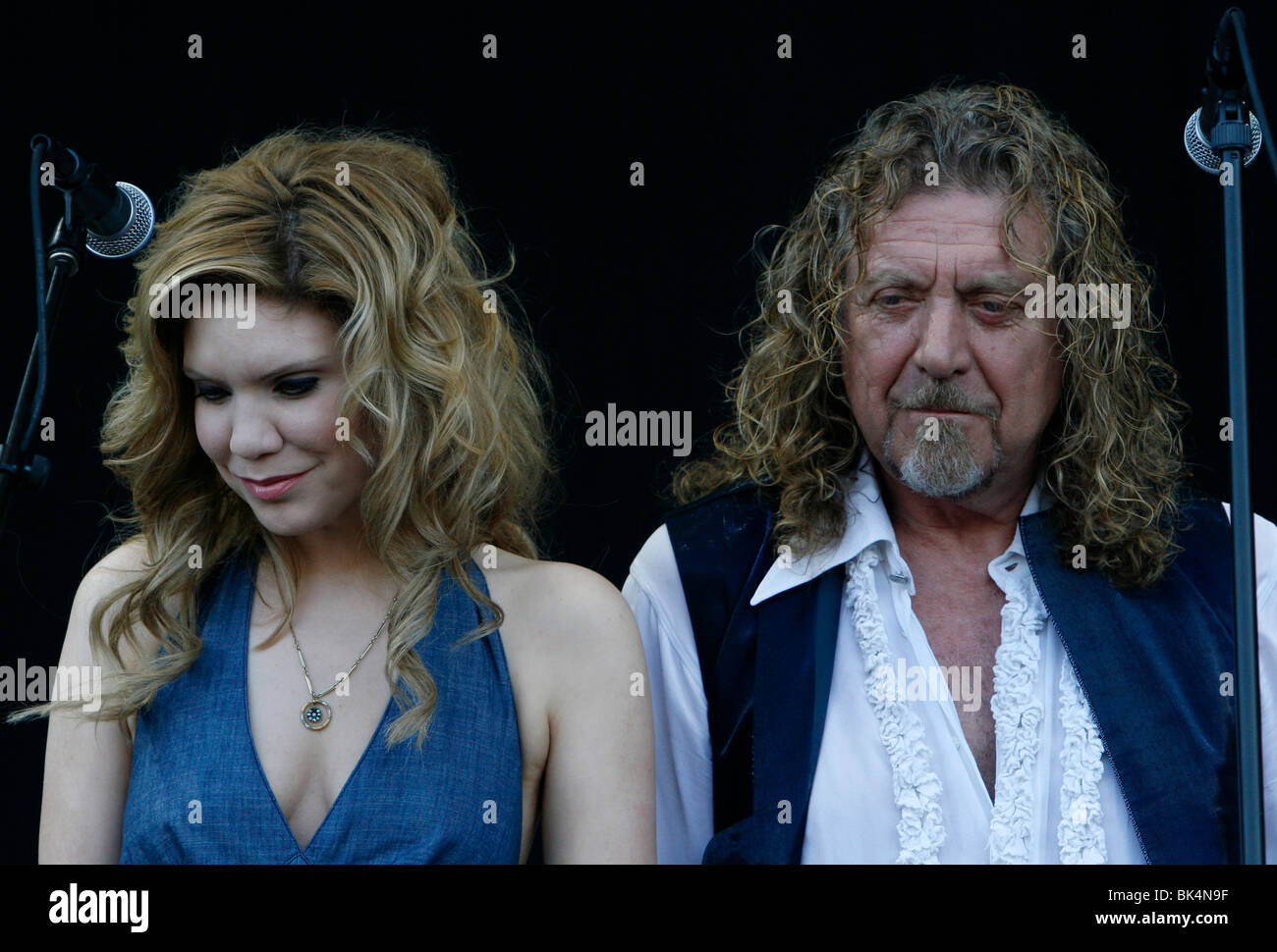 Robert Plant und Alison Krauss durchführen während eines Konzerts. Stockfoto